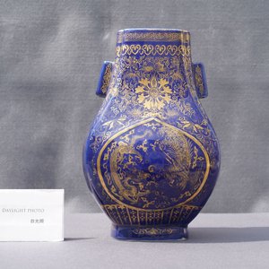 A Chinese monochrome blue 'fanghu' gilt-decorated 'dragon and phoenix' vase, Guangxu mark and period — 照片 7