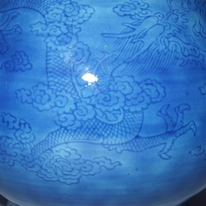 A Chinese monochrome blue garlic vase with incised dragon decoration, 19th C — 照片 11