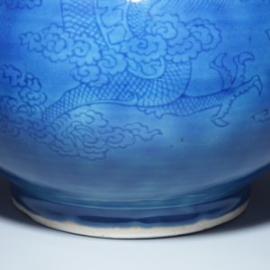 A Chinese monochrome blue garlic vase with incised dragon decoration, 19th C — 照片 12
