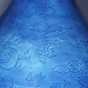 A Chinese monochrome blue garlic vase with incised dragon decoration, 19th C — 照片 14