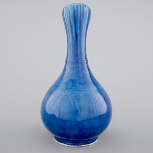 A Chinese monochrome blue garlic vase with incised dragon decoration, 19th C — 照片 2