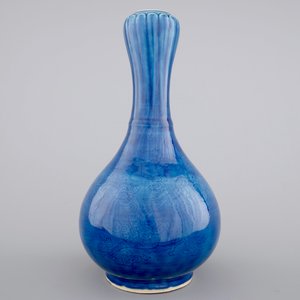 A Chinese monochrome blue garlic vase with incised dragon decoration, 19th C — 照片 3