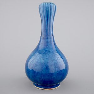 A Chinese monochrome blue garlic vase with incised dragon decoration, 19th C — 照片 4