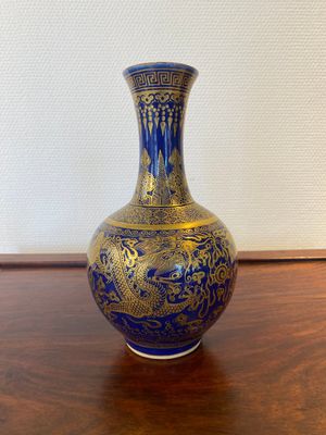 A Chinese monochrome blue gilt-decorated 'dragons' bottle vase, Qianlong mark, 19th C. — 照片 2