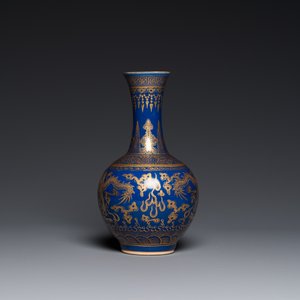 A Chinese monochrome blue gilt-decorated 'dragons' bottle vase, Qianlong mark, 19th C. — 照片 4