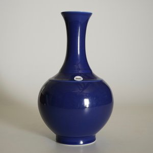 A Chinese monochrome blue-glazed bottle-shaped vase, Guangxu mark and of the period — photo 4