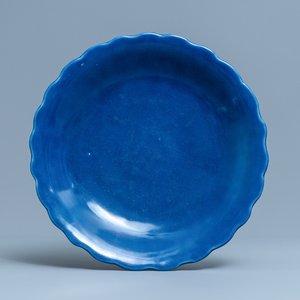 A Chinese monochrome blue lobed dish, Qianlong mark and of the period — 照片 1
