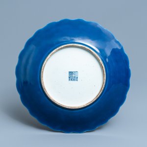 A Chinese monochrome blue lobed dish, Qianlong mark and of the period — 照片 2