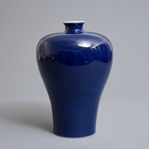 A Chinese monochrome blue meiping vase, Yongzheng mark, 19/20th C. — 照片 1