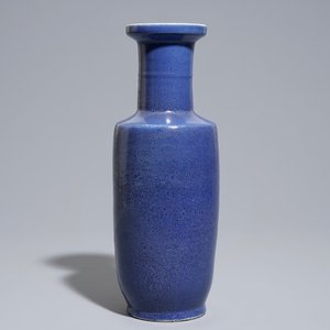 A Chinese monochrome blue rouleau vase, 19/20th C. — photo 1
