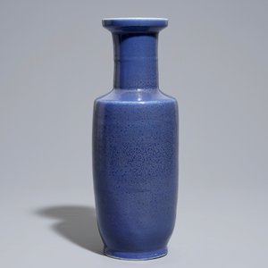A Chinese monochrome blue rouleau vase, 19/20th C. — photo 3
