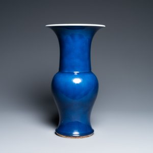 A Chinese monochrome blue 'yenyen' vase, Yongzheng/Qianlong — photo 4