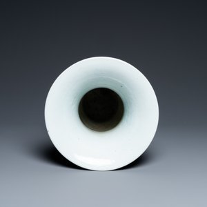 A Chinese monochrome blue 'yenyen' vase, Yongzheng/Qianlong — photo 5