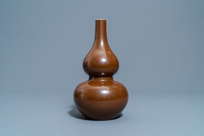 A Chinese monochrome brown-glazed double gourd vase, Qianlong mark, 18/19th C.