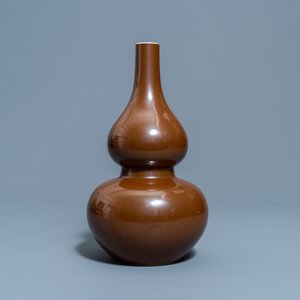 A Chinese monochrome brown-glazed double gourd vase, Qianlong mark, 18/19th C. — photo 4