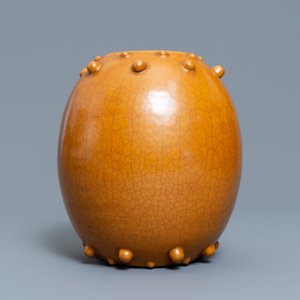 A Chinese monochrome brown-glazed jar, 19th C. — 照片 2