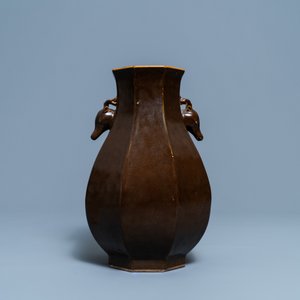 A Chinese monochrome brown-glazed octagonal 'deer head' vase, Qianlong mark and period — 照片 3