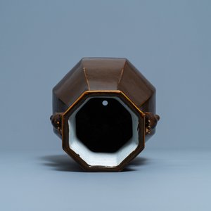 A Chinese monochrome brown-glazed octagonal 'deer head' vase, Qianlong mark and period — 照片 5