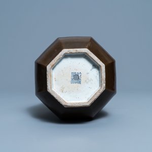 A Chinese monochrome brown-glazed octagonal 'deer head' vase, Qianlong mark and period — 照片 6