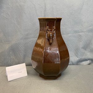 A Chinese monochrome brown-glazed octagonal 'deer head' vase, Qianlong mark and period — 照片 10