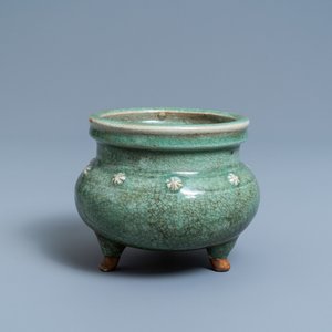 A Chinese monochrome celadon and crackle-glazed tripod censer, Ming — 照片 1