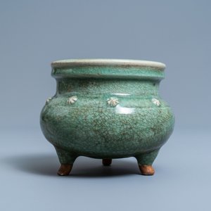 A Chinese monochrome celadon and crackle-glazed tripod censer, Ming — 照片 2