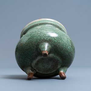 A Chinese monochrome celadon and crackle-glazed tripod censer, Ming — 照片 6