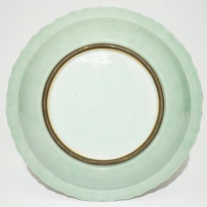 A Chinese monochrome celadon charger with underglaze floral design, Qianlong — photo 2