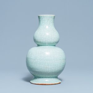A Chinese monochrome celadon crackle-glazed double gourd vase, 18/19th C. — photo 3