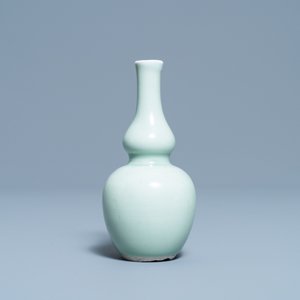 A Chinese monochrome celadon double gourd vase, Kangxi — 照片 2