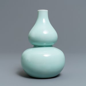 A Chinese monochrome celadon double gourd vase, Qianlong mark, 19th C. — photo 3