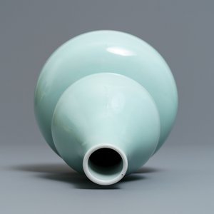 A Chinese monochrome celadon double gourd vase, Qianlong mark, 19th C. — photo 6