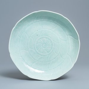A Chinese monochrome celadon flower-shaped dish, Qianlong — 照片 1