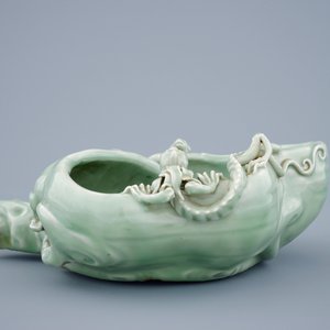 A Chinese monochrome celadon glazed brushwasher formed as a lingzhi fungus, 19th C. — photo 5
