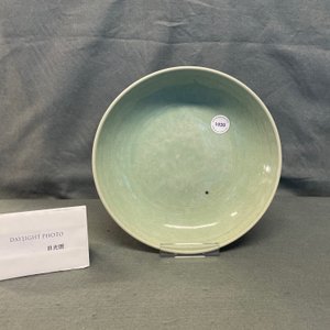 A Chinese monochrome celadon-glazed dish with underglaze design, Qianlong — photo 3