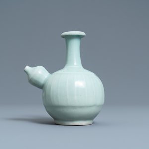 A Chinese monochrome celadon-glazed kendi, 19th C. — 照片 2