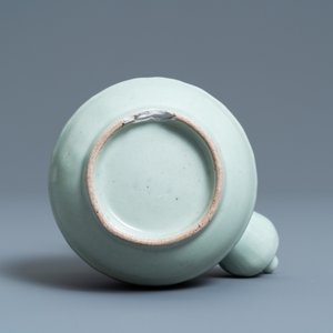 A Chinese monochrome celadon-glazed kendi, 19th C. — 照片 7