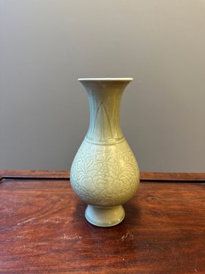 A Chinese monochrome celadon-glazed vase with floral anhua design, Kangxi — photo 1