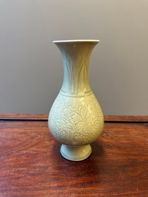 A Chinese monochrome celadon-glazed vase with floral anhua design, Kangxi — photo 4