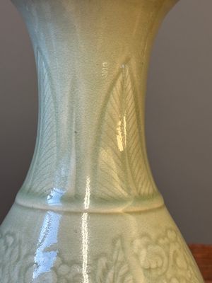 A Chinese monochrome celadon-glazed vase with floral anhua design, Kangxi — photo 7
