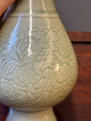 A Chinese monochrome celadon-glazed vase with floral anhua design, Kangxi — photo 9