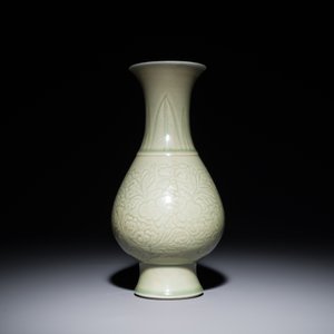A Chinese monochrome celadon-glazed vase with floral anhua design, Kangxi — photo 2