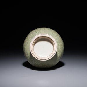 A Chinese monochrome celadon-glazed vase with floral anhua design, Kangxi — photo 3
