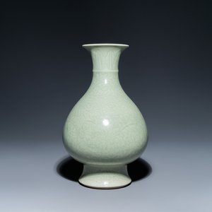 A Chinese monochrome celadon-glazed 'yuhuchunping' vase with underglaze floral design, Kangxi mark, 19th C. — 照片 1