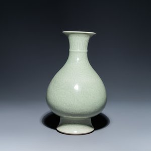 A Chinese monochrome celadon-glazed 'yuhuchunping' vase with underglaze floral design, Kangxi mark, 19th C. — 照片 2