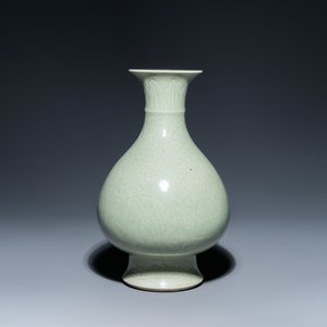 A Chinese monochrome celadon-glazed 'yuhuchunping' vase with underglaze floral design, Kangxi mark, 19th C. — 照片 3