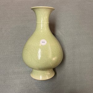 A Chinese monochrome celadon-glazed 'yuhuchunping' vase with underglaze floral design, Kangxi mark, 19th C. — 照片 10