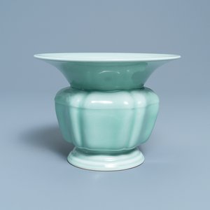 A Chinese monochrome celadon-glazed zhadou or spittoon, Yongzheng mark, Republic — 照片 1