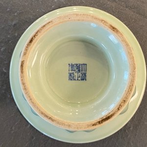 A Chinese monochrome celadon-glazed zhadou or spittoon, Yongzheng mark, Republic — 照片 10