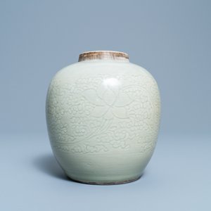 A Chinese monochrome celadon jar with underglaze lotus design, Kangxi — 照片 3